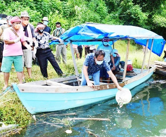 Department of Fisheries & Aquatic Resources staffs releasing fingerlings at Doyang reservoir comprising of Indian Major Carp (IMC) Rohu, Catla, Mrigal and Silver carp on June 17. (DIPR Photo)